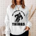 Folgt Mir Nicht Ich Mache Dumme Dinge Sasquatch Bigfoot Riding Sweatshirt Geschenke für Sie