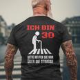 Ich Bin 30 Bitte Helfen Sie Mir Über Die Strasse Party T-Shirt mit Rückendruck Geschenke für alte Männer