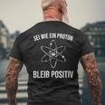 Physics Joke Sei Wie Ein Proton Bleib Positiv Physics T-Shirt mit Rückendruck Geschenke für alte Männer