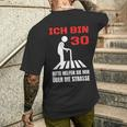 Ich Bin 30 Bitte Helfen Sie Mir Über Die Strasse Party T-Shirt mit Rückendruck Geschenke für Ihn