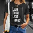 Leon Doing Leon Things Lustigerorname Geburtstag T-Shirt Geschenke für Sie