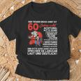 Herren T-Shirt mit Aufdruck Der Träger Ist 60 Jahre Alt, Schwarzes Geschenkshirt Geschenke für alte Männer