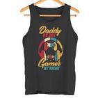 Daddy By Day Gamer Bei Nacht Lustige Papa Witze Gamingintage Tank Top