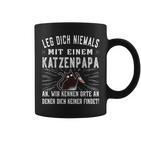 Leg Dich Niemals Mit Einem Katzenpapa An German Language Tassen