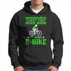Älterer Mann mit E-Bike Schwarzes Hoodie, Radfahrer Motiv