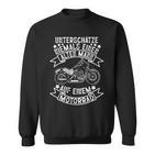 Unterschätze nie Alte auf Motorrad, Opa Biker Sweatshirt in Schwarz