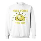 Lustig Hier Kommt Die Sonne Sonnenschein Sonnige Tage Sommer Frühling Sweatshirt