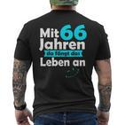 66 Jahre Mit 66 Jahre Da Fanggt Das Leben An German Language T-Shirt mit Rückendruck