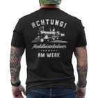 Achtung Modelleisenbahner Am Werk Für Einen Modellbauer T-Shirt mit Rückendruck