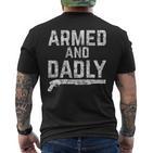 Armed And Dadly Lustiger Bewaffneter Papa Pun Tödlicherater Witz T-Shirt mit Rückendruck