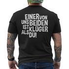 “Einer Von Uns Beiden Ist Klüger Als Du” One Of Us Is Smarter Than You T-Shirt mit Rückendruck