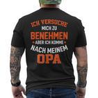 Ichersuche Mich Zu Benehmen Aber Ich Komme Nach Mein Opa I T-Shirt mit Rückendruck