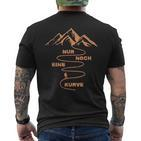 Nur Noch Eine Kurve Wander Bergsteiger Hiking Mountains T-Shirt mit Rückendruck
