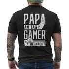 Papa Am Tag Gamer In Der Nacht Geschenk Dadatertag T-Shirt mit Rückendruck