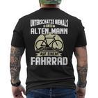 Rad Underschatz Niemal Eine Alten Mann Auf Einem Fahrrad T-Shirt mit Rückendruck