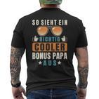 So Sieht Ein Richtig Cooler Bonus Papa Aus Stiefvater T-Shirt mit Rückendruck