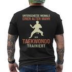 Underschätze Niemal Old Man Taekwondo Grandpa Dad Jumper T-Shirt mit Rückendruck