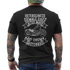 Unterschätze nie Alte auf Motorrad, Opa Biker Kurzärmliges Herren-T-Kurzärmliges Herren-T-Shirt in Schwarz