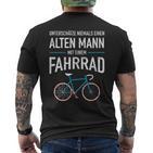 Unterschätze Niemals Einen Alten Mann Mit Ein Fahrrad T-Shirt mit Rückendruck