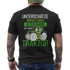 Unterschätze Niemals Einen Alten Mann Mit Einem Traktor Opa T-Shirt mit Rückendruck