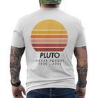 Vintage Never Forget Pluto Retro Astronomy Space T-Shirt mit Rückendruck