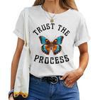 Trust The Process X Butterflyertraue Auf Prozess Backprint T-shirt Frauen