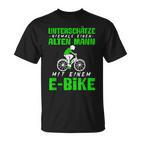 Älterer Mann mit E-Bike Schwarzes T-Shirt, Radfahrer Motiv