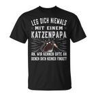 Leg Dich Niemals Mit Einem Katzenpapa An German Language T-Shirt
