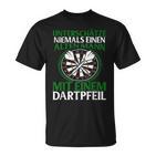 Unterschätze Niemals Alten Mann Mit Dartpfeil Darts Black T-Shirt