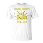 Lustig Hier Kommt Die Sonne Sonnenschein Sonnige Tage Sommer Frühling T-Shirt