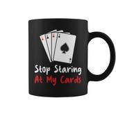 Hör Auf Auf Meine Karten Zu Starren Lustige Pokerspielerin Tassen