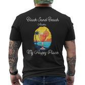 Schwarzer Sandstrand Alaska Mein Glücklicher Ort T-Shirt mit Rückendruck