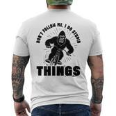 Folgt Mir Nicht Ich Mache Dumme Dinge Sasquatch Bigfoot Riding T-Shirt mit Rückendruck