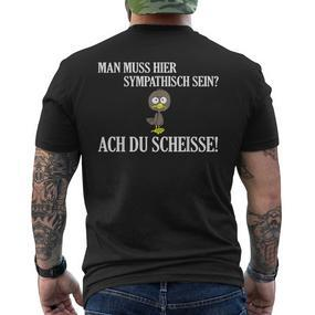 Lustiges Man Muss Hier Sympathisch Sein T-Shirt mit Rückendruck - Seseable De