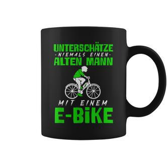 Älterer Mann mit E-Bike Schwarzes Tassen, Radfahrer Motiv - Seseable De