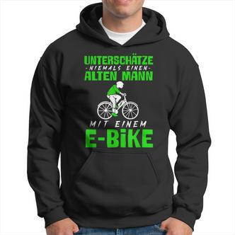 Älterer Mann mit E-Bike Schwarzes Hoodie, Radfahrer Motiv - Seseable De
