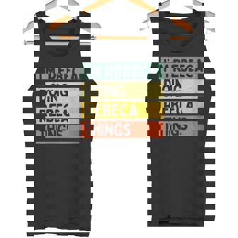 Cita Personalizada Divertida Con Texto En Inglés I'm Rebeca Doing Rebeca Things Cuello Camiseta sin mangas - Regaloses