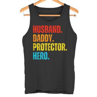 Retro Ehemann Papa Protector Heroatertag Für Papa Tank Top - Geschenkecke