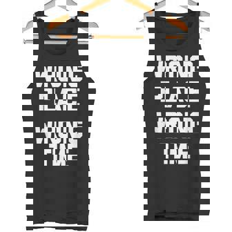 Wrong Place Wrong Time Con Texto En Inglés Wrong Time Camiseta sin mangas - Regaloses