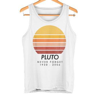 Vintage Never Forget Pluto Retro Astronomy Space Tank Top - Geschenkecke