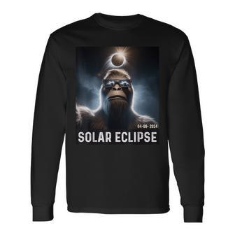 Bigfoot Taking A Selfie With Solar 2024 Eclipse Glasses Mens Long Sleeve T-Shirt - Seseable