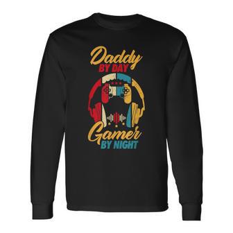 Daddy By Day Gamer Bei Nacht Lustige Papa Witze Gamingintage Langarmshirts - Geschenkecke