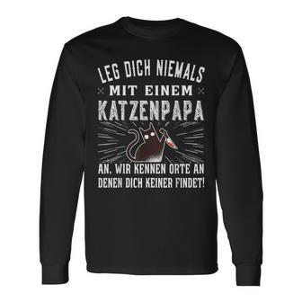 Leg Dich Niemals Mit Einem Katzenpapa An German Language Langarmshirts - Seseable