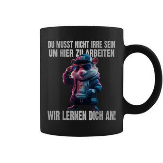 Du Musst Nicht Irre Sein Um Hier Zu Arbeiten Wir Lernen Dich Tassen - Geschenkecke