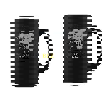 En Un Mundo Donde Puedes Ser Cualquier Cosa Bee Kind Cute Taza de café - Regaloses