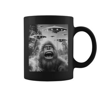 Graphic Bigfoot Selfie With Alien Ufo Vintage Bigfoot Coffee Mug - Thegiftio UK