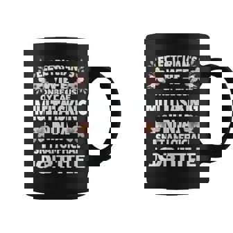 La Esposa Del Electricista Solo Porque Es Electricista Multitarea Cuello Taza de café - Regaloses