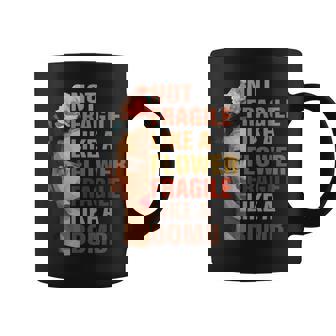 No Es Frágil Como Una Flor Frágil Como Una Bomba Taza de café - Regaloses