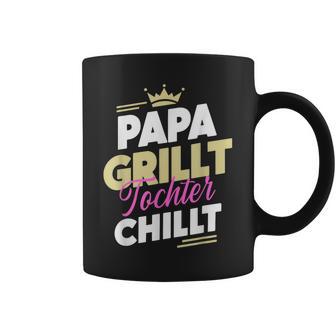 Papa Grillt Tochter Chilltatertag Outdoor Grillen Fan Tassen - Geschenkecke