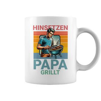 Hinsetzen Papa Grillt Bbq Spruch Tassen - Geschenkecke